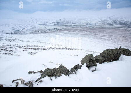 Lowther hills con leadhills villaggio in distanza, in south lanarkshire in inverno coperto di neve, Scozia. Foto Stock