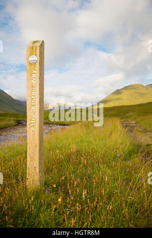 Marcatore di modo post sul affric kintail modo lunga distanza sentiero, Glen Affric, Scozia, Gran Bretagna, Regno Unito Foto Stock