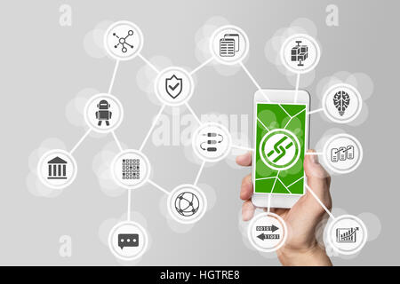 Blockchain e concetto bitcoin con la mano che tiene il telefono cellulare Foto Stock