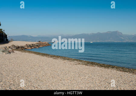 Lago di Garda spiaggia da Peschiera del Garda, Verona, Italia. Preso alla mattina presto su Gennaio 7, 2017 Foto Stock