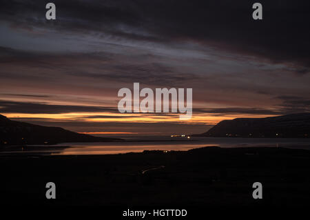 Tramonto in inverno al largo della costa occidentale di Islanda Foto Stock