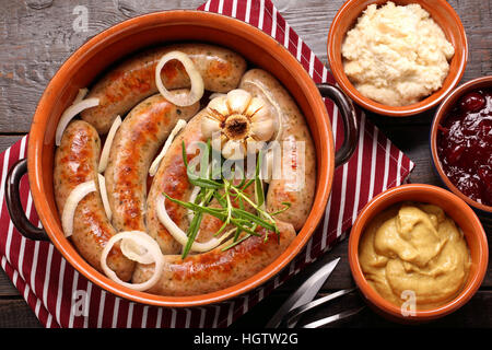 Salsicce bianche cotti in una ciotola Foto Stock