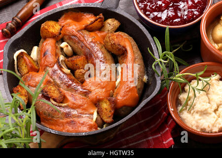 Salsicce bianche con salsa barbecue cotta in padella Foto Stock