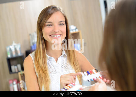 Come ottenere i suoi chiodi fatto Foto Stock