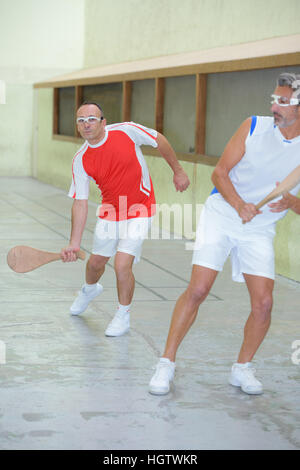 Gli uomini di sport con la racchetta in legno Foto Stock