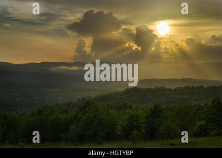 Raggi di sole nei Carpazi Foto Stock