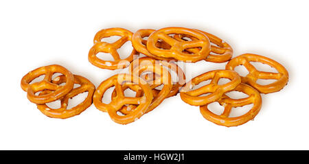 Pila pretzel croccanti con sale isolato su sfondo bianco Foto Stock