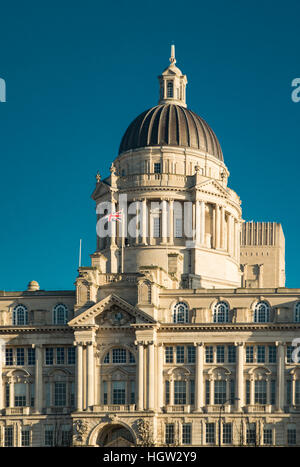 Porto di Liverpool edificio ad Albert Dock sulla chiara giornata di sole. Foto Stock