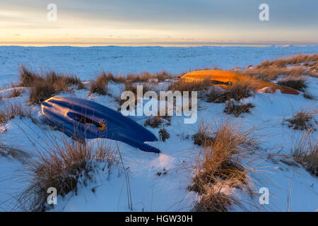 Le navi sulla spiaggia innevata vicino al Grand Haven Lighthouse lungo il lago Michigan, Grand Haven, Michigan, Stati Uniti d'America Foto Stock