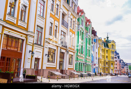 KIEV, UCRAINA - 21 Aprile 2014: Vozdvizhensky quartiere è il luogo con il più colorato edifici della città, il 21 aprile a Kiev. Foto Stock