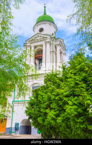 KIEV, UCRAINA - 21 Aprile 2014: la vista sul campanile del monastero Frolovsky dal giardino si trova sul suo territorio, il 21 aprile a Kiev. Foto Stock