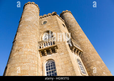 65 piedi alto Broadway Tower su un giorno inverni in Cotswolds, Worcestershire,l'Inghilterra, la torre fu edificata nel XVIII secolo. Foto Stock