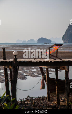 Sedie sul ponte, Mangrove spiaggia accanto alla Banana Bungalow Krabi, Thailandia Foto Stock