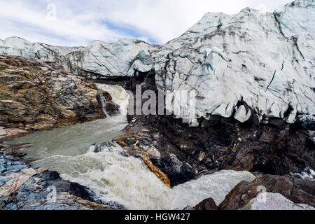 Una cascata di cascate di acqua di disgelo dal di sotto di un ghiacciaio zona di frattura. Foto Stock