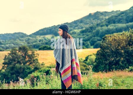 Donna sorridente Mountain Carefree Cloudscape Concept Foto Stock