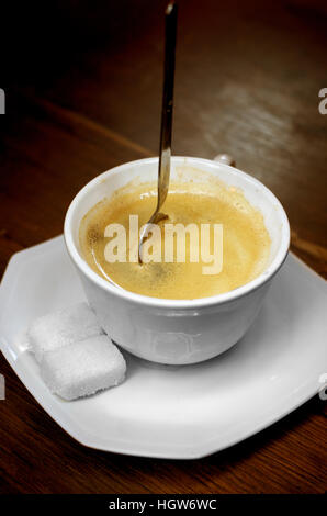 Molto forte tazza di caffè con cucchiaio in piedi in esso Foto Stock