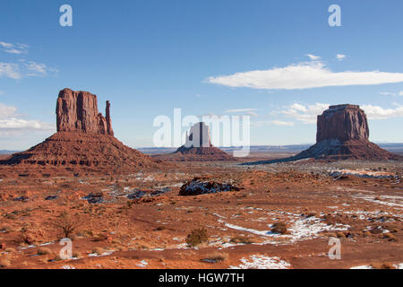 Occidente e Oriente Mitten Buttes (sinistra & centro), Merrick Butte (a destra), il parco tribale Navajo Monument Valley, Utah, Stati Uniti d'America Foto Stock