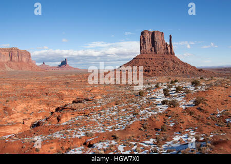 West Mitten Butte, il parco tribale Navajo Monument Valley, Utah, Stati Uniti d'America Foto Stock