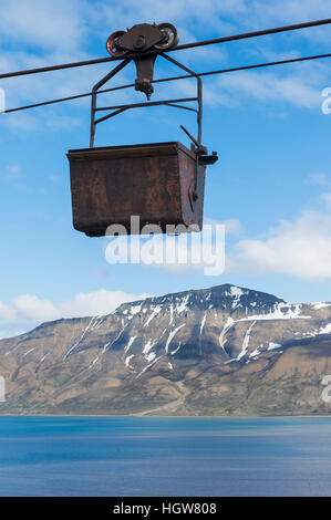 Vecchia miniera di carbone di fabbrica, arrugginiti carrelli di carbone a Longyearbyen, isola Spitsbergen, arcipelago delle Svalbard, Norvegia Foto Stock