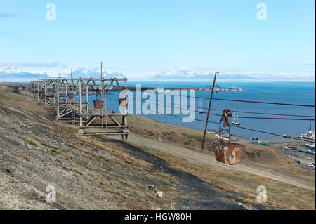 Vecchia miniera di carbone di fabbrica, arrugginiti carrelli di carbone a Longyearbyen, isola Spitsbergen, arcipelago delle Svalbard, Norvegia Foto Stock