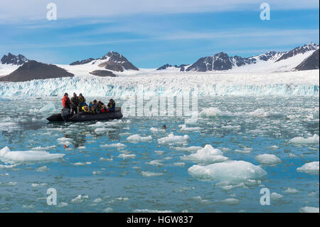 Zodiac con turisti osservando una guarnizione di tenuta nella parte anteriore del ghiacciaio Lilliehook nel fiordo Lilliehook un ramo del fiordo di croce, isola Spitsbergen, arcipelago delle Svalbard, Norvegia Foto Stock