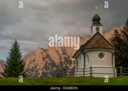 Cappella, Lautersee, Werdenfelser Land, Alpi Alta Baviera, Garmisch-Partenkirchen, montagne Karwendel, Mittenwald, Germania, Maria-Königin-Kapelle Foto Stock