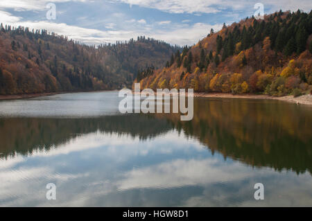 Shaori lago e montagne del Caucaso, Racha montagne, Nakerala Cresta di montagna, Tqibuli, Imereti, Racha, Kutaisi, Georgia Foto Stock