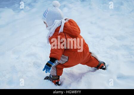 Little Boy giocare nella neve Foto Stock