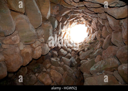 All'interno di Nuraghe La Prisgiona, Valle di Capichera, Arzachena, provincia di Sassari, Sardegna, Sardegna, Italia, Europa, Nuraghe La Prisgiona Foto Stock