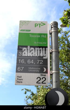 Toorak Road i tram numeri display board presso la fermata del tram a Melbourne in Australia Foto Stock