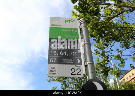 Toorak Road i tram numeri display board presso la fermata del tram a Melbourne in Australia Foto Stock