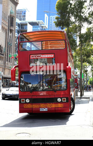 Melbourne autobus parcheggiati in prossimità di Federation Square Melbourne Victoria Australia Foto Stock