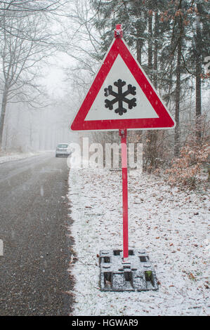 Segnale di avvertimento in inverno, Baden-Wuerttemberg, Germania, Heilbronn-Franconia, Swabian-Franconian foresta, Waldenburg montagne, Hohenlohe regione Foto Stock