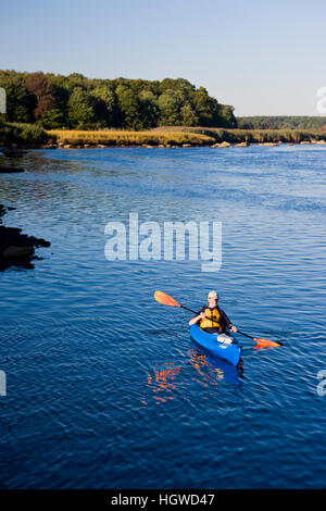 Un uomo in kayak in basso, porzione di marea del fiume Taunton in Dighton, Massachusetts. Recentemente indicata una selvaggia e Scenic River. L'estate. Foto Stock