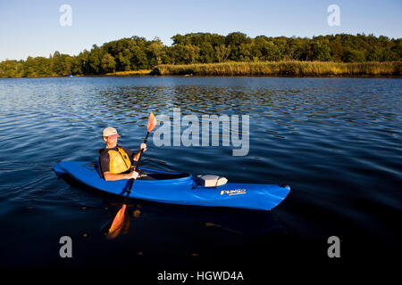 Un uomo in kayak in basso, porzione di marea del fiume Taunton in Dighton, Massachusetts. Recentemente indicata una selvaggia e Scenic River. L'estate. Foto Stock