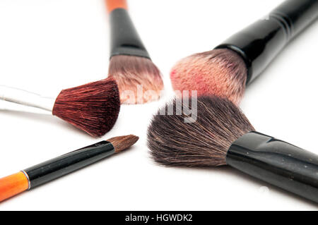 Make up pennelli per il viso polvere isolata su bianco Foto Stock