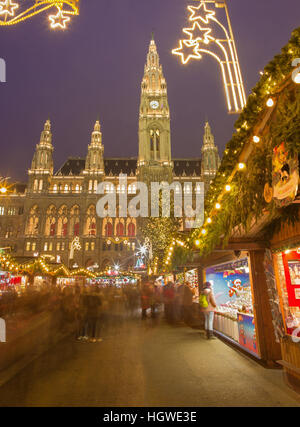 VIENNA, Austria - 19 dicembre 2014: il palazzo del municipio o Rathaus e il mercatino di Natale in piazza del municipio, piazza. Foto Stock