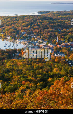 Camden, Maine, come si vede da Mount Battie in Camden Hills State Park. Caduta. Foto Stock