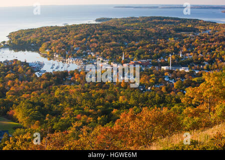 Camden, Maine, come si vede da Mount Battie in Camden Hills State Park. Caduta. Foto Stock