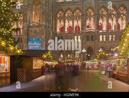 VIENNA, Austria - 19 dicembre 2014: il palazzo del municipio o Rathaus e il mercatino di Natale in piazza del municipio, piazza. Foto Stock