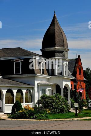 Rindge, New Hampshire - Luglio 11, 2013: Empire house con grandi torretta e mansarda e adiacente biblioteca pubblica di fronte al Villaggio Verde Foto Stock