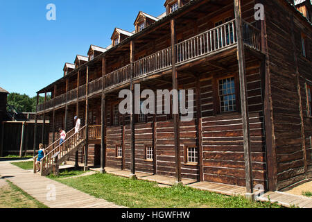 Fort Edmonton, Alberta, Canada, British fort che divenne Edmonton, pareti di log di un quartier generale con passerella coperta Foto Stock