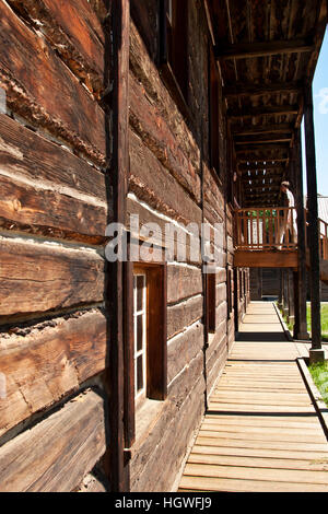 Fort Edmonton, Alberta, Canada, British fort che divenne Edmonton, pareti di registro di una caserma edificio con passeggiata coperta Foto Stock