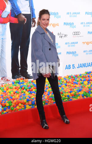 Il tedesco premiere di 'Ploetzlich Papa (Domani tout iniziare)' allo Zoo Palast movie theater. Dotato di: Lisa Martinek Dove: Berlino, Germania Quando: 12 Dic 2016 Foto Stock