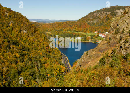 Il lago di Gloriette e i balsami Grand Resort come visto da scogliere di NH 26 nella tacca Dixville, New Hampshire. Foto Stock