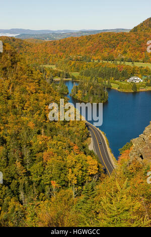 Il lago di Gloriette e i balsami Grand Resort come visto da scogliere di NH 26 nella tacca Dixville, New Hampshire. Foto Stock