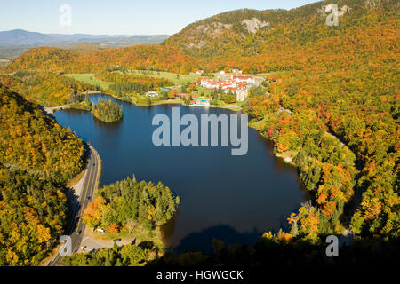 Il lago di Gloriette e i balsami Grand Resort come visto da scogliere di NH 26 nella tacca Dixville, New Hampshire. Foto Stock