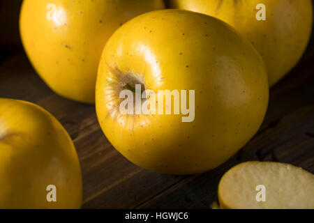 Materie organico giallo mele opale pronto a mangiare Foto Stock