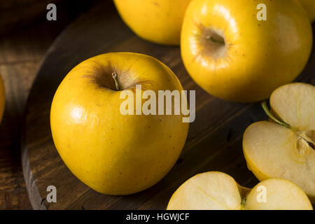 Materie organico giallo mele opale pronto a mangiare Foto Stock