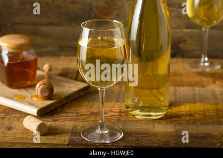 Dolce miele giallo vino Meade pronta da bere Foto Stock